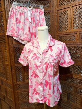 🎀 Soft Pink Bow Pajama Set – Medium Button Up Top & Shorts
